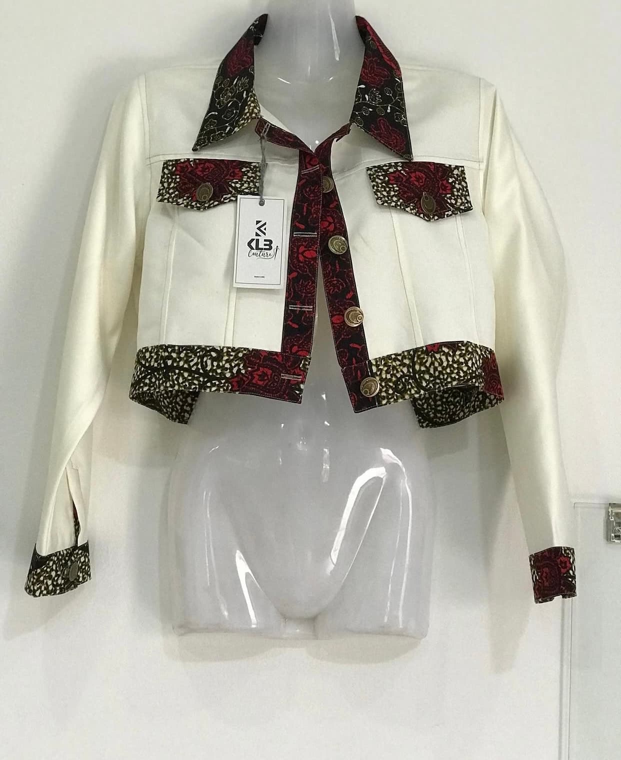 Veste courte blanche avec détails en imprimé africain sur le col, les poches et poignets.